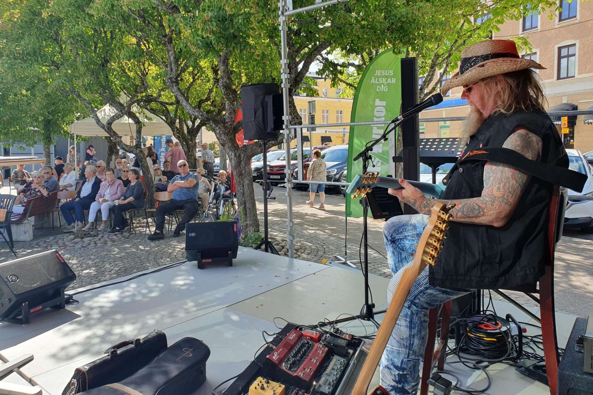 Den finske rockpastorn Pontus J Back inledde programmet i årets Jesusfestival i Åmål, med sin blues med budskap.