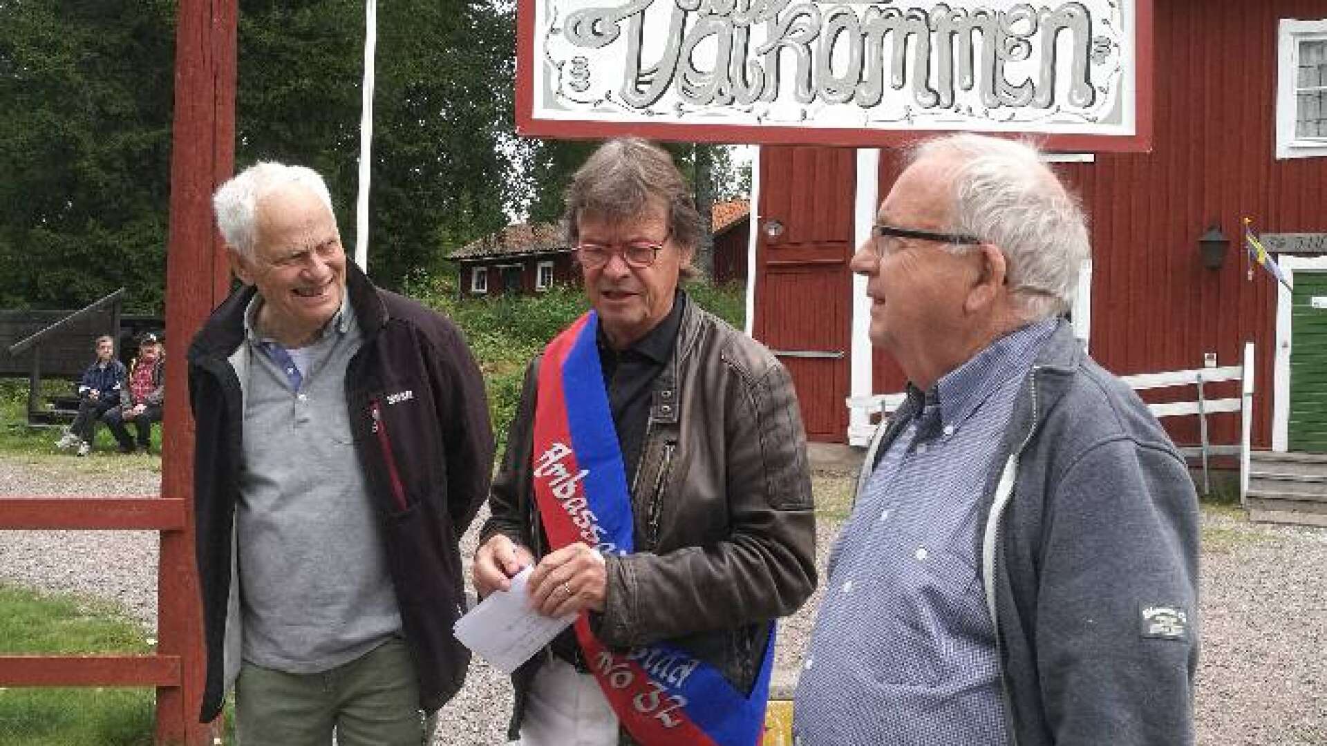 Filipstads nya ambassadör, den populära underhållaren, Klasse Möllberg, besökte Storbrohyttan ute vid Munkeberg. Han blev väl omhändertagen av Per-Olov Örtlund och Göran Olsson. 