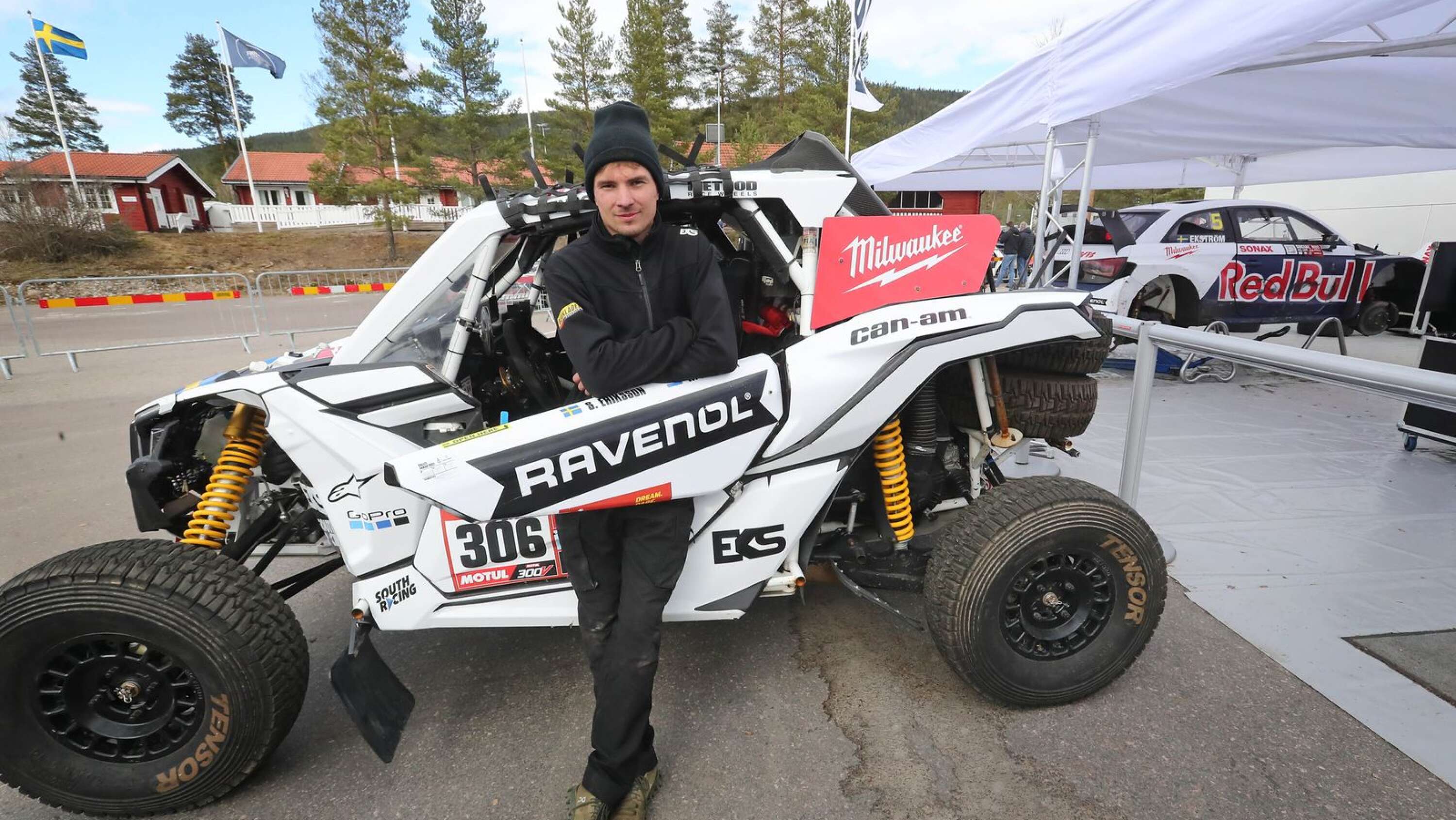 Sebastian Eriksson blev tvåa i Dakarrallyts lättviktsklass med den här bilen, en Can-Am och siktar på att göra en ny start i januari. I bakgrunden syns rallycross-Audin som han kanske ska köra i Höljes EM-tävling.