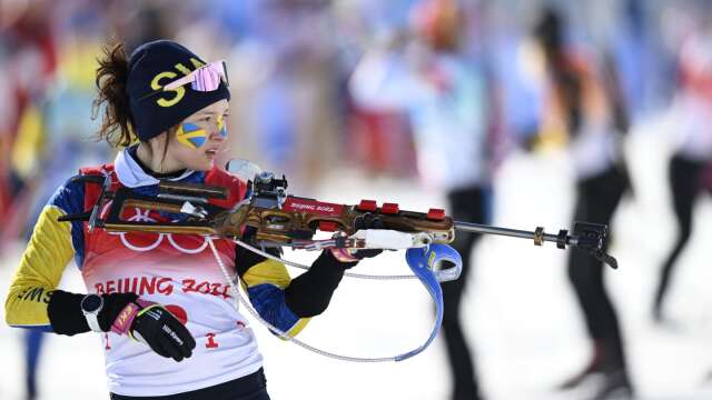 Sveriges Linn Persson skjuter in sig inför damernas stafett 4x6km i skidskytte under vinter-OS i Peking 2022. 