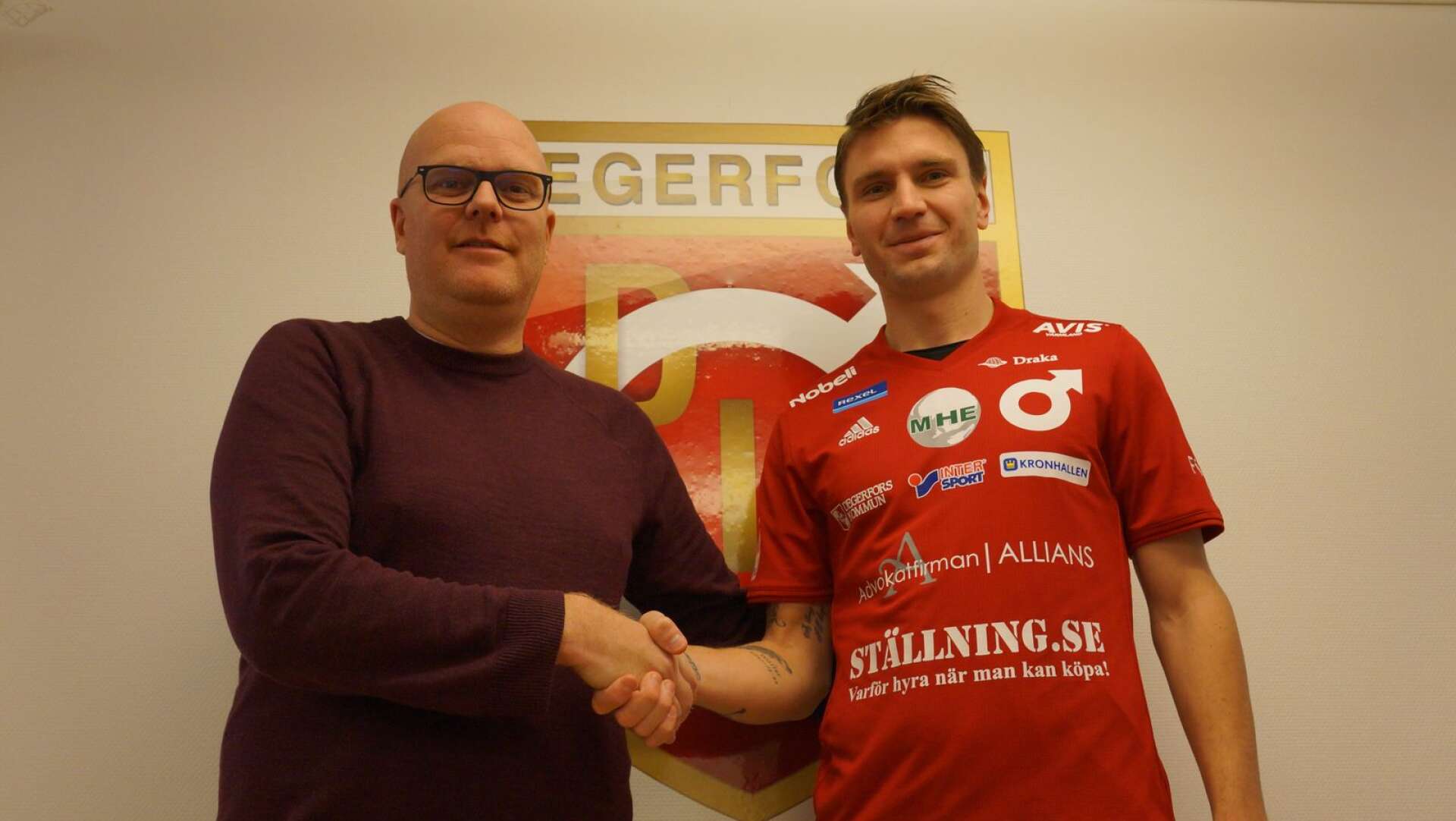 Sportchefen Patrik Werner hälsar Marcus Astvald välkommen tillbaka till Degerfors.               