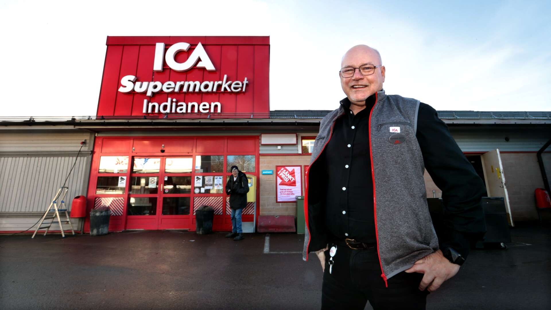 Handlaren Janne Nordmark på Ica Indianen i Ekshärad går i pension. Nu söker Ica hans efterträdare.