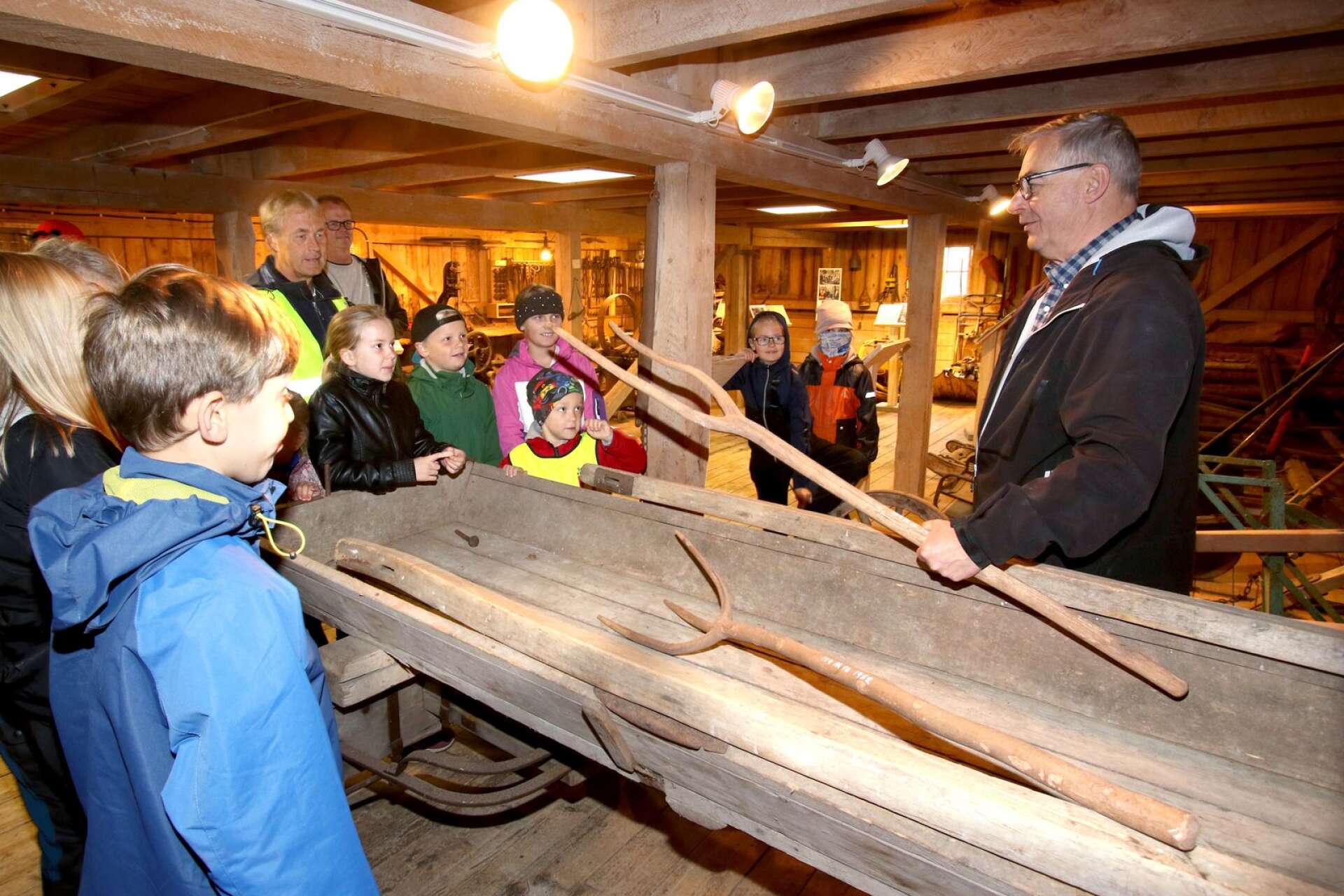 Hembygdsföreningens Ola Wirtberg guidade eleverna på Skogsmuseet. 
