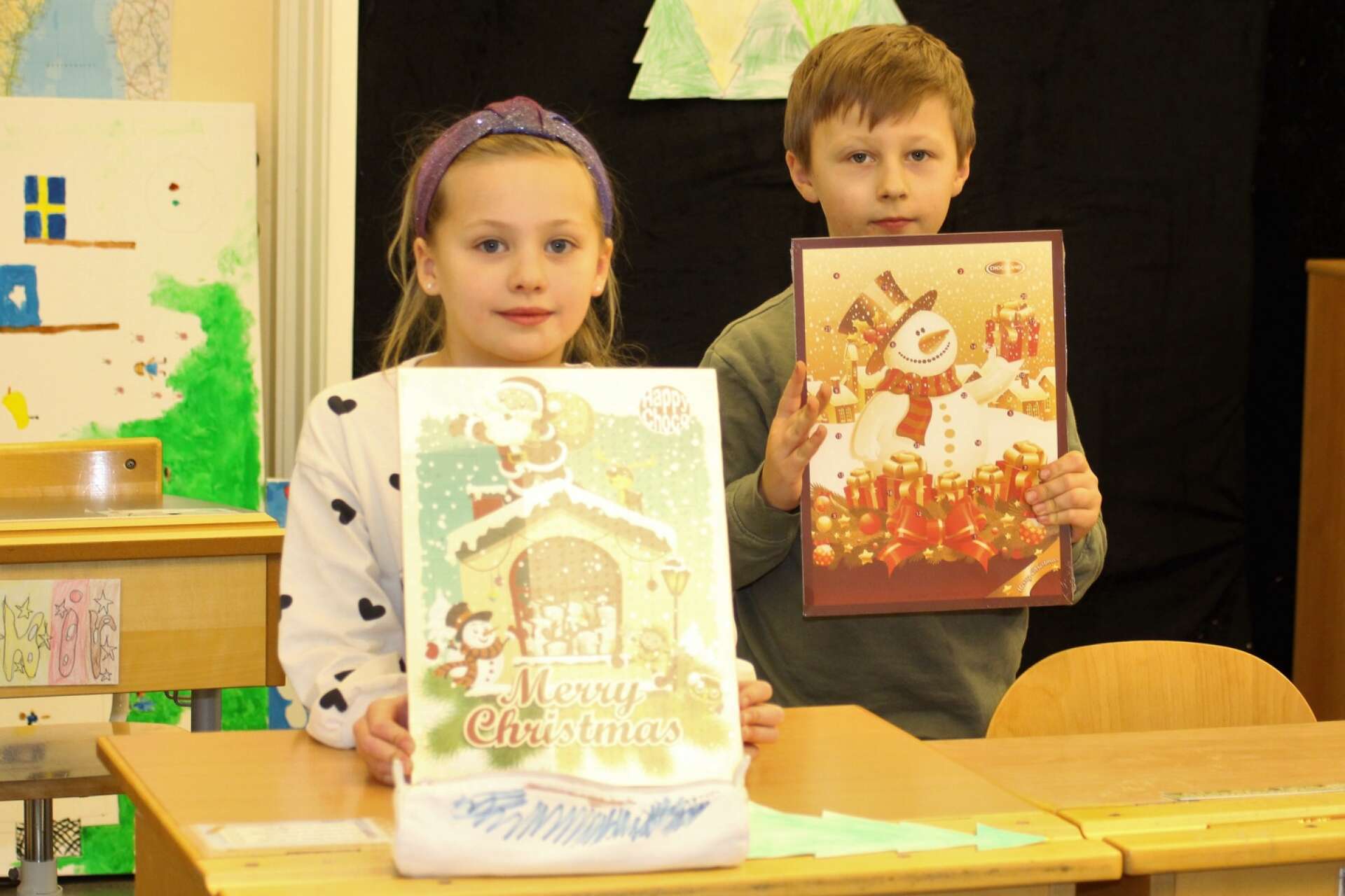 Barnen i klass 2C på Rösparksskolan bjöds på glass och julkalendrar av Ann Bengtsson från Rädda Barnen i Åmål efter att ha samlat in 3 750 kronor genom att sälja pärlarmband. Mollie Wejshult och Arvid Bäckström var nöjda med sina chokladkalendrar.