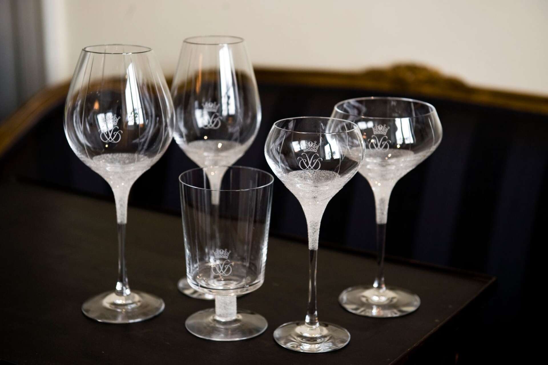 Istället för att önska sig till exempel glas kan ni be era gäster att ta med sig något ni behöver till bröllopet. 