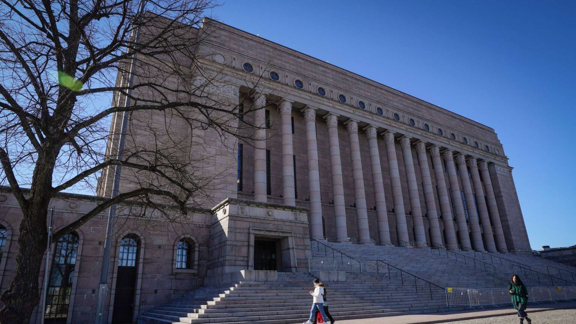 Byråns utsände fann nämligen utkastet till kravlista i en papperskorg i finska riksdagen.
