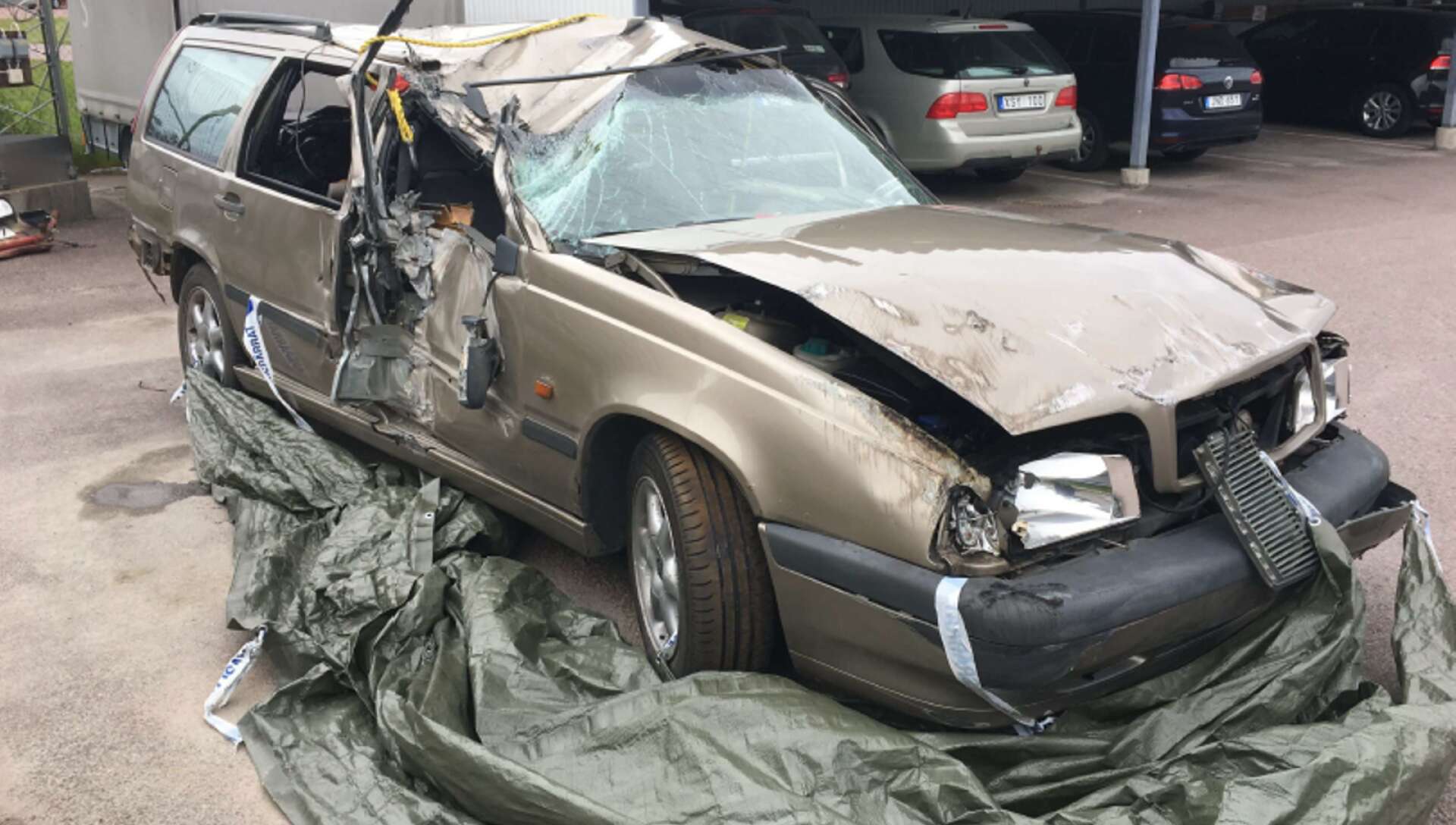Den ljusbruna Volvon demolerades på passagerarsidan vid olyckan utanför Brattfors.