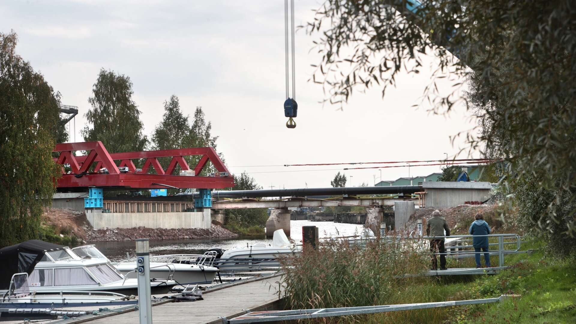 Nya och 220 ton tunga Engholmsbron som leder över Lambergskanalen skövs och lyftes på plats på torsdagen. I slutet av oktober beräknas trafiken släppas på efter att de återstående arbetena är genomförda.