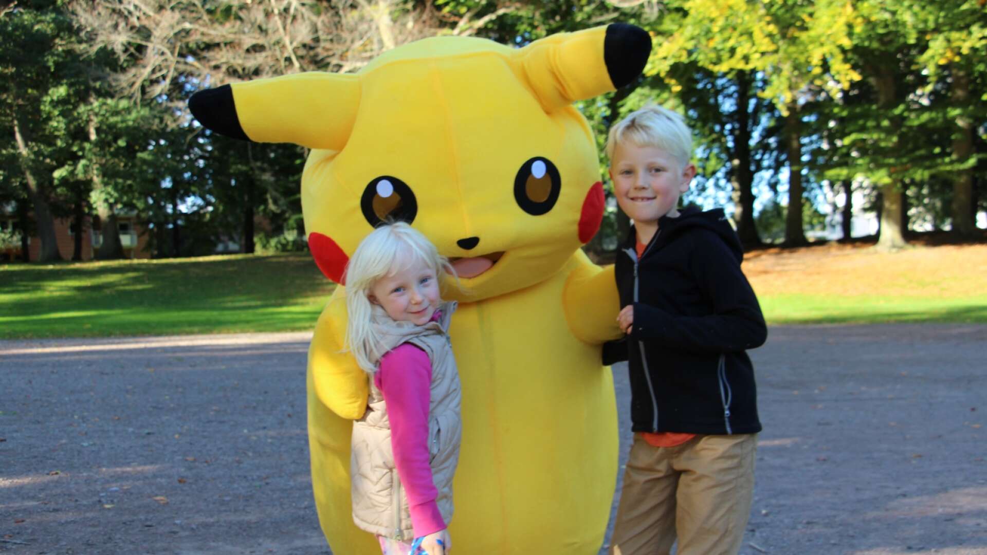 Bodil och Ivar Sundberg fick en go kram av Pikachu.