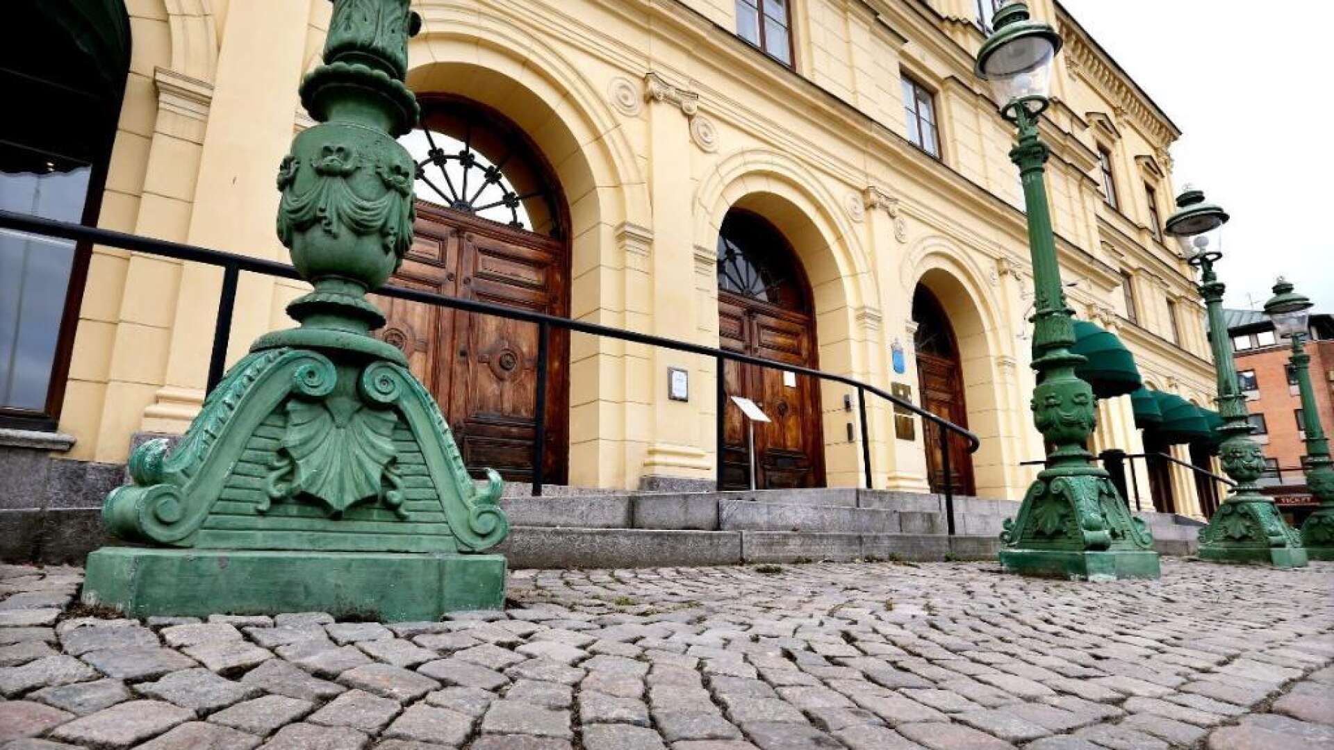 Värmlands tingsrätt försatte den åtalade trebarnsmamman och hennes 33-årige make på fri fot under torsdagen.