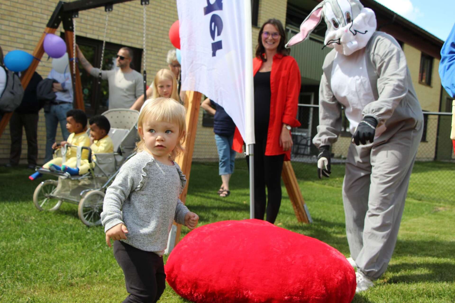 Många barn, föräldrar och förskolelärare besökte Aspebacken. En ”kanin” kom på besök också.