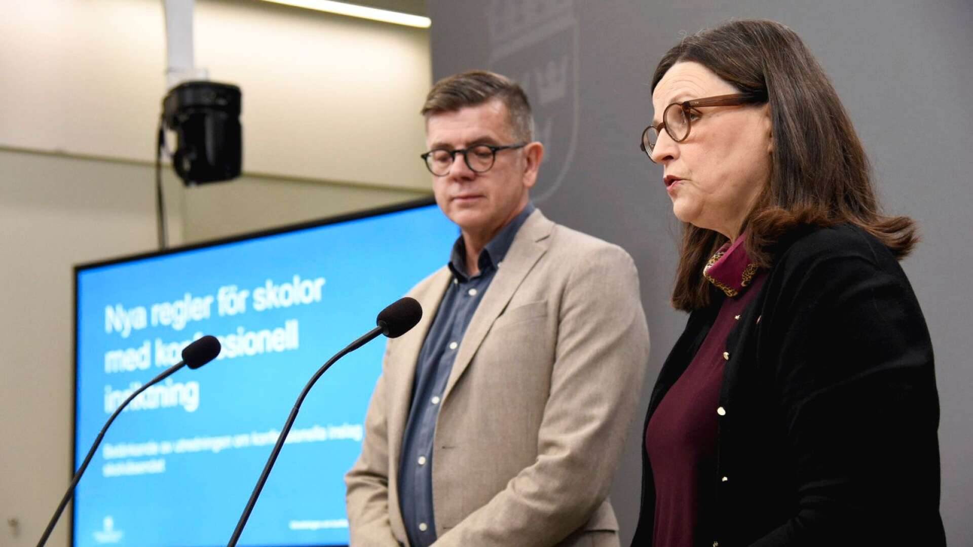 Lars Arrhenius och utbildningsminister Anna Ekström (S) presenterar utredningen om konfessionella inslag i skolan.
