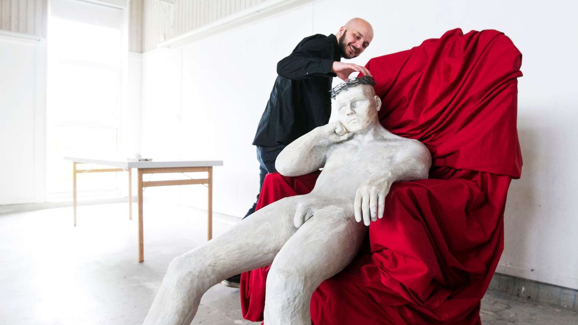 Pontus Karlsson visar upp sin skulptur The King of Thorns.