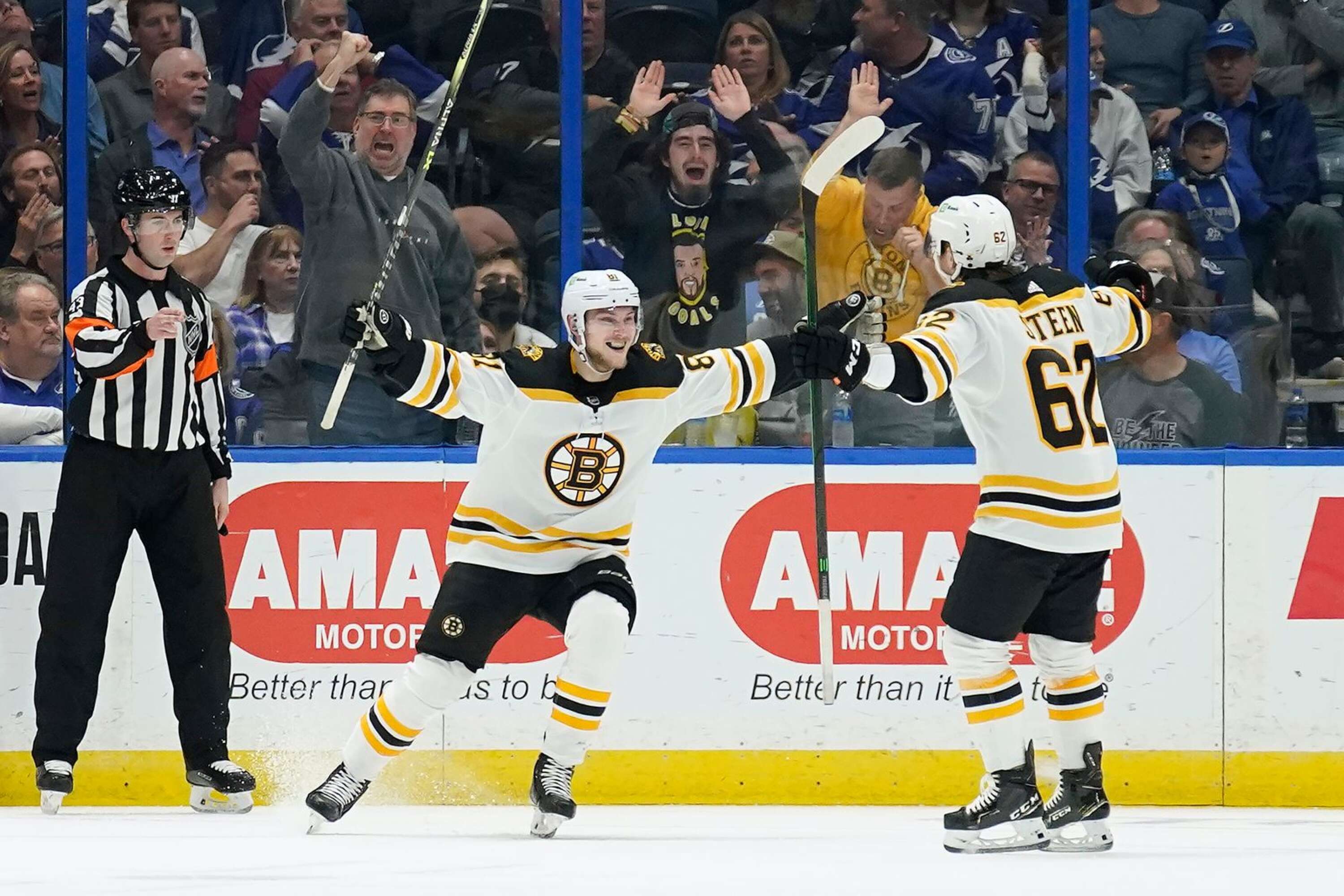 Boston Bruins Anton Blidh och Oskar Steen under ett målfirande.