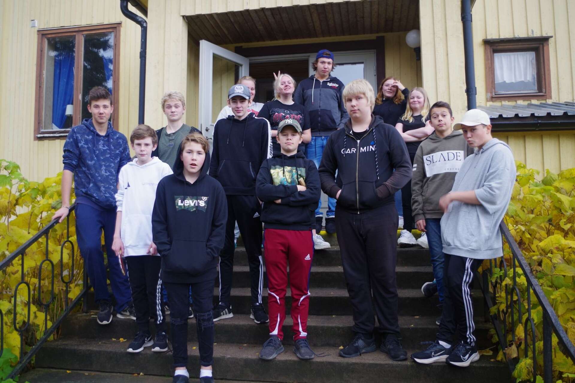Ett 15-tal ungdomar klara för 24 timmars LAN-party i Häljebols Bygdegård.