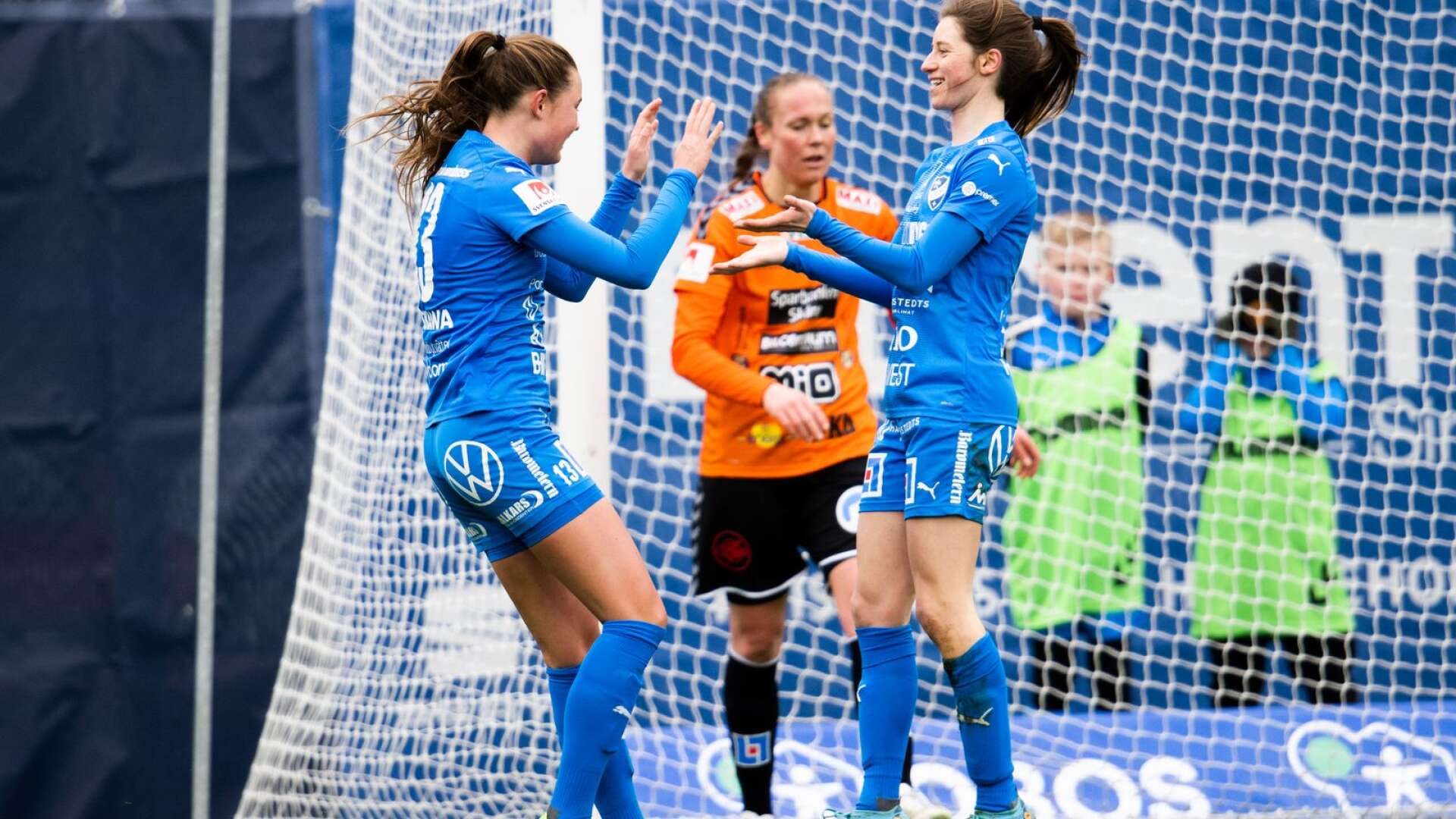Svea Rehnberg och Charléne Nowotny i IFK Kalmar jublar efter 3–1-målet under fotbollsmatchen i Damallsvenskan mellan Kristianstad och Kalmar den 26 mars 2023 i Kristianstad.