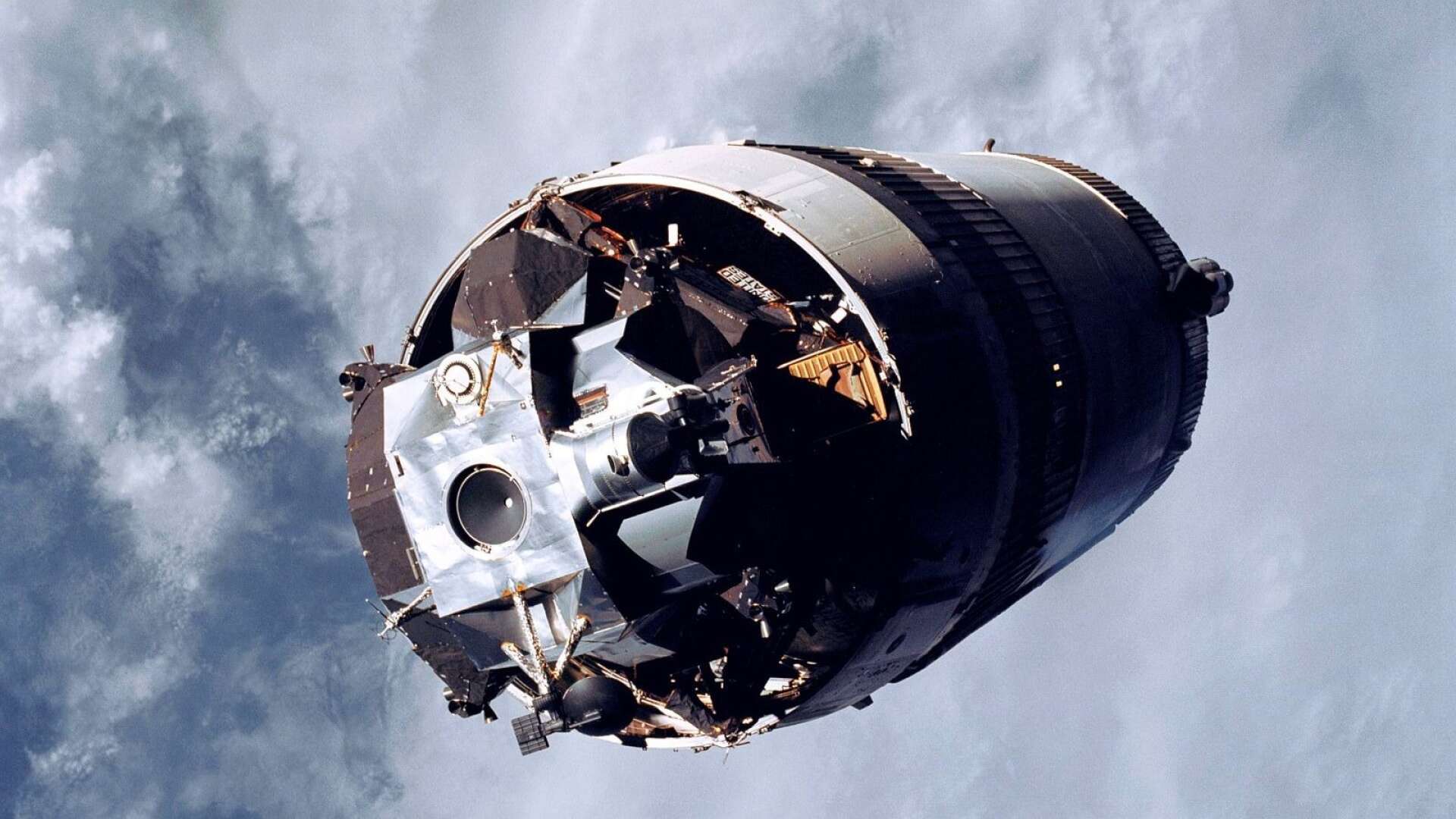 Månlandaren i det översta raketsteget S-IVB.
