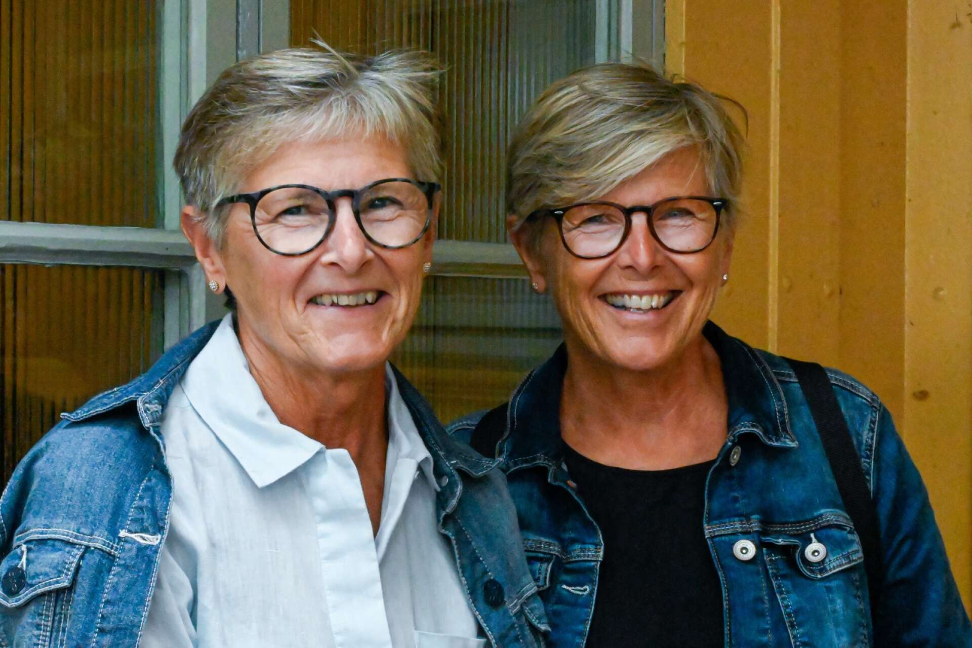 Systrarna Christina Olsson och Annette Schönn välkomnar nya scenen.
