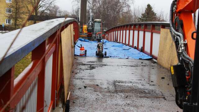 Reparationen av gångbron över Nolhagavägen inleddes i veckan.
