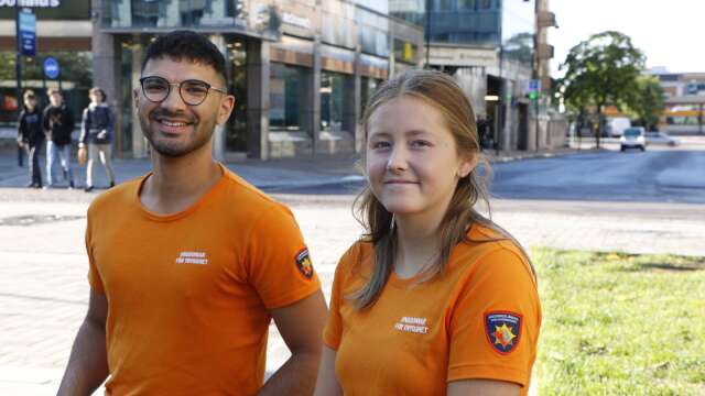 Ali Jabir och Moa Johansson är två av nio ungdomar som arbetar inom Ungdomar för trygghet på kommunens skolor och fritidsgårdar.
