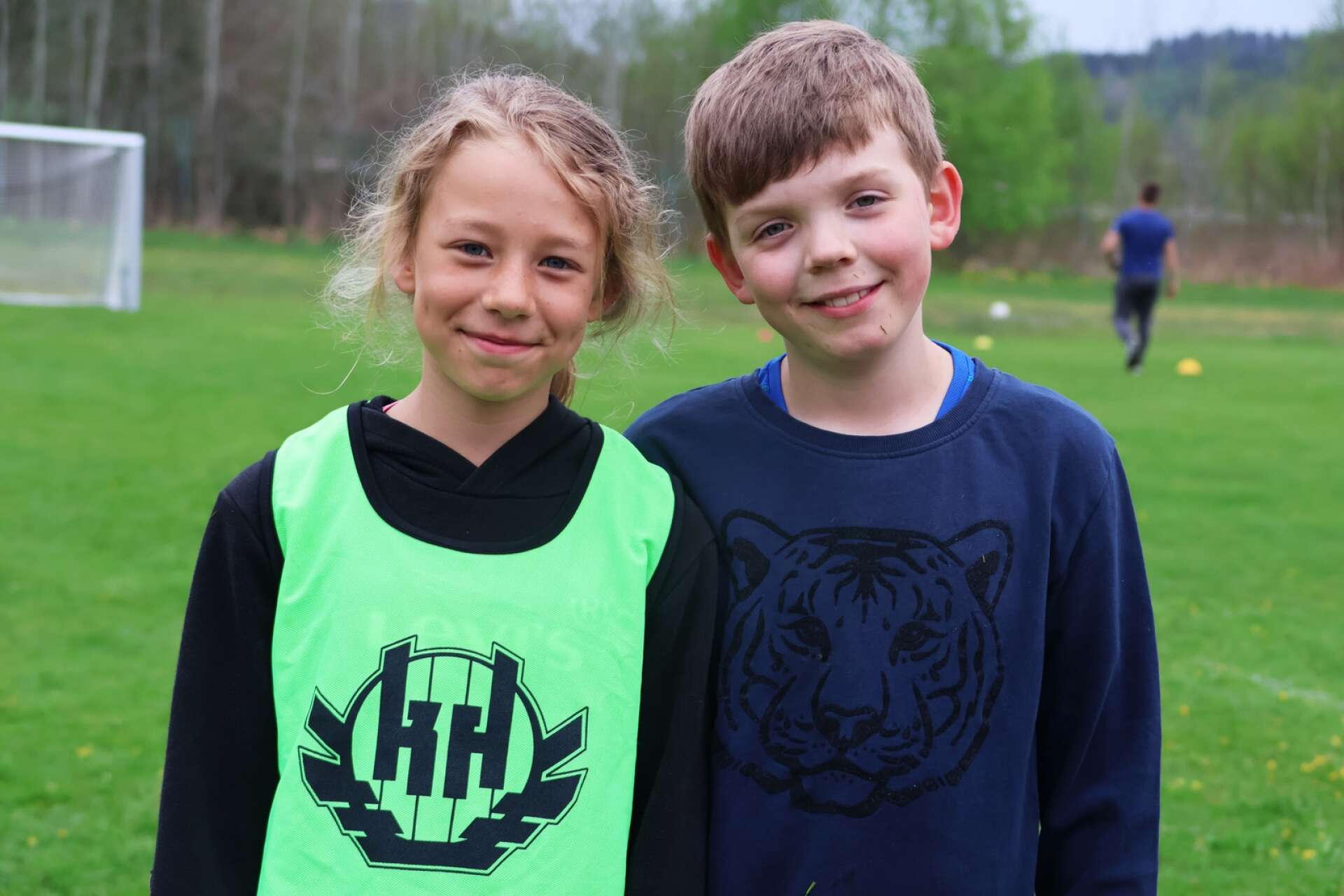 Olivia Granli Christensen och Elliot Hartman-Prim älskar att spela fotboll. Att komma och träna på Bergevi är veckans höjdpunkt, menar de.