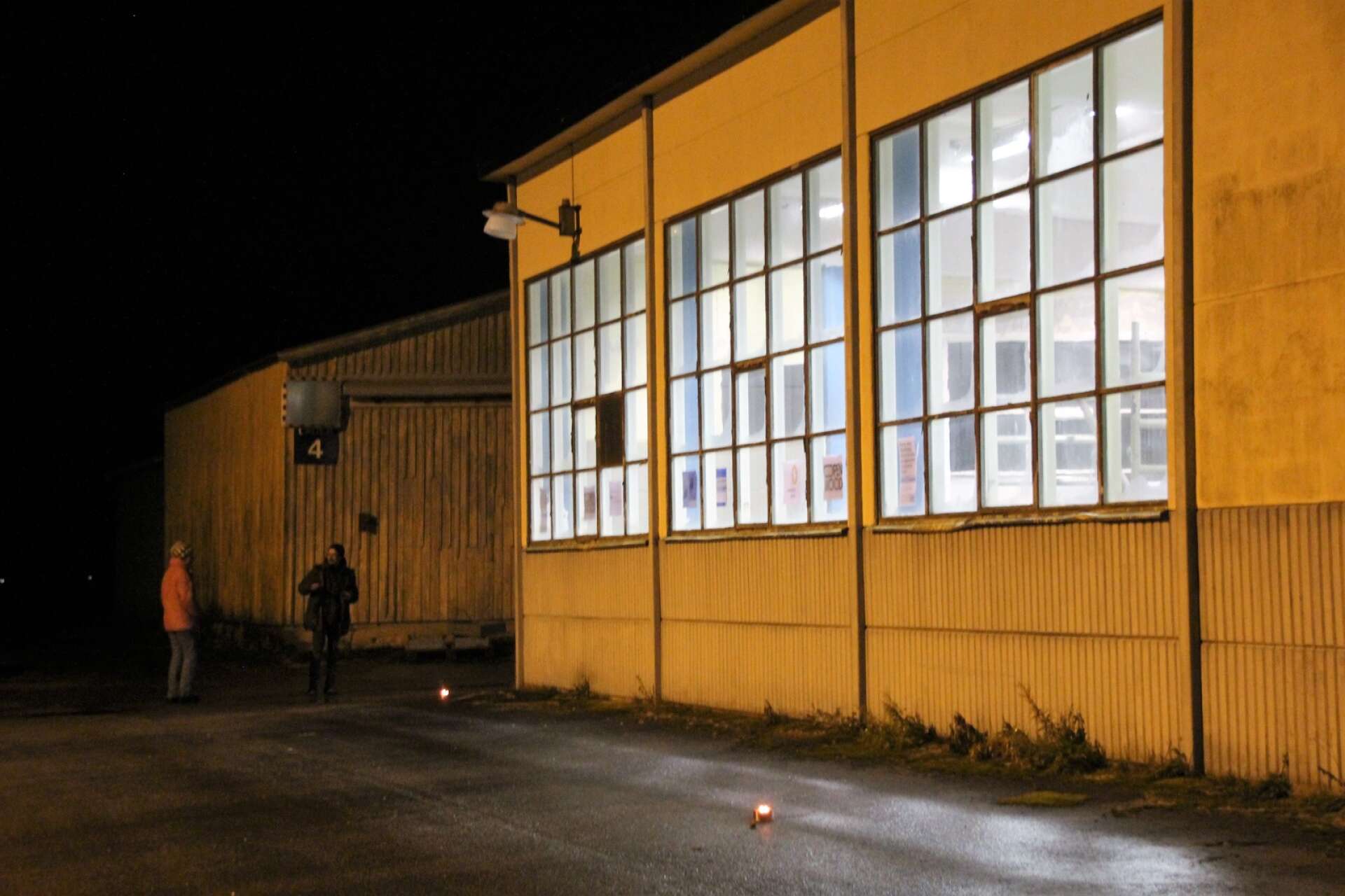 Delar av Rexcells fabrikslokaler i Dals Långed lyser igen. Förra veckan fick allmänheten kika på vad som händer i lokalerna där projektet Open Wood etablerats.