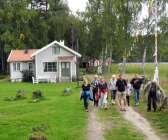 En del besökare valde istället att gå från färjan till Henriksholm, en sträcka på cirka 2,5 km.