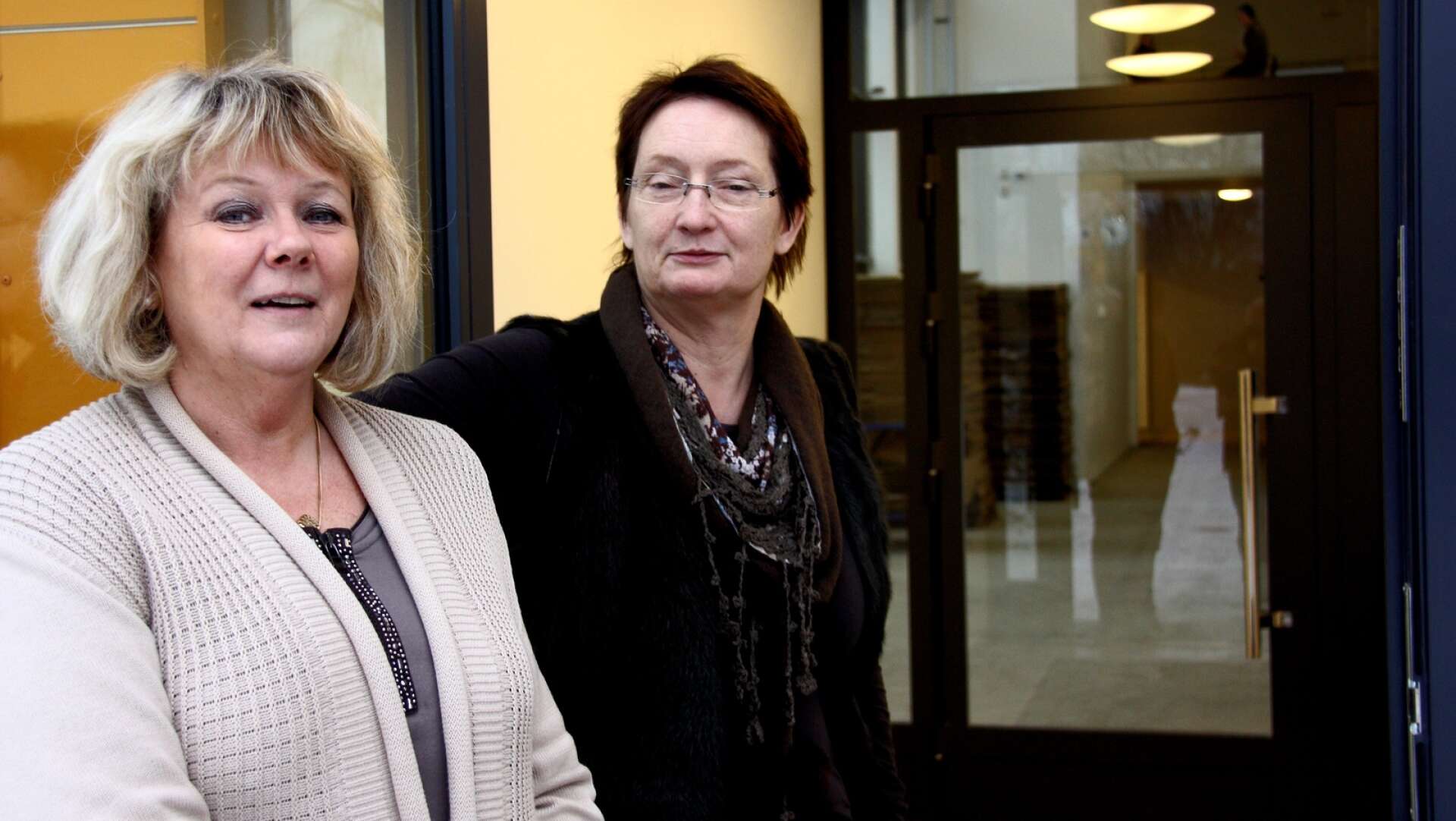 Här står två av Möckelngymnasiets tre rektorer utanför den helt nybyggda skolan i januari 2012. Leena Jonsson Arndt och Eva Eriksson-Öhrn. Elisabeth Nielsen saknas på bild.