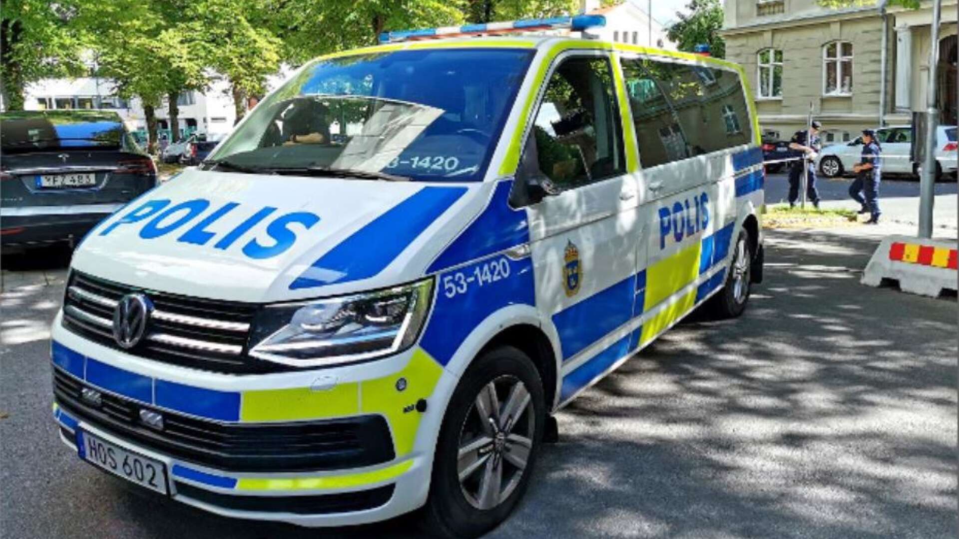 Polisen på väg inte till Skaraborgs tingsrätt med den misstänkte.