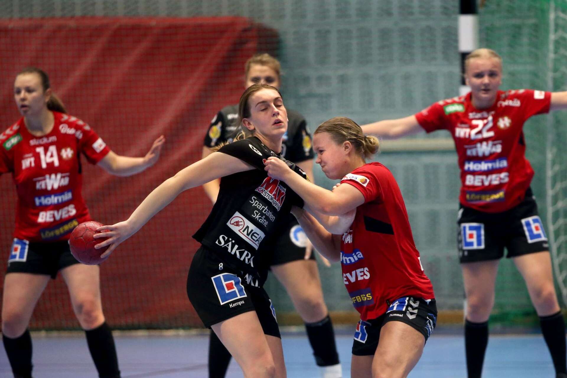 Det var en tuff match mellan Hellton och Kristianstad. Alice Kjällström fick kämpa i duellerna. 