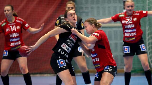 Det var en tuff match mellan Hellton och Kristianstad. Alice Kjällström fick kämpa i duellerna. 