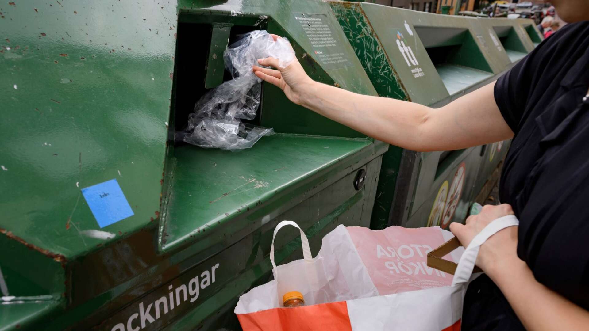 Plast samlas in för återvinning på olika sätt, bland annat genom de återvinningsstationer som FTI har.