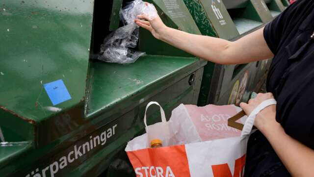 Här slängs plastförpackningar på en återvinningsstation. Framöver kommer en övergång att ske till hushållsnära insamling av förpackningar. 