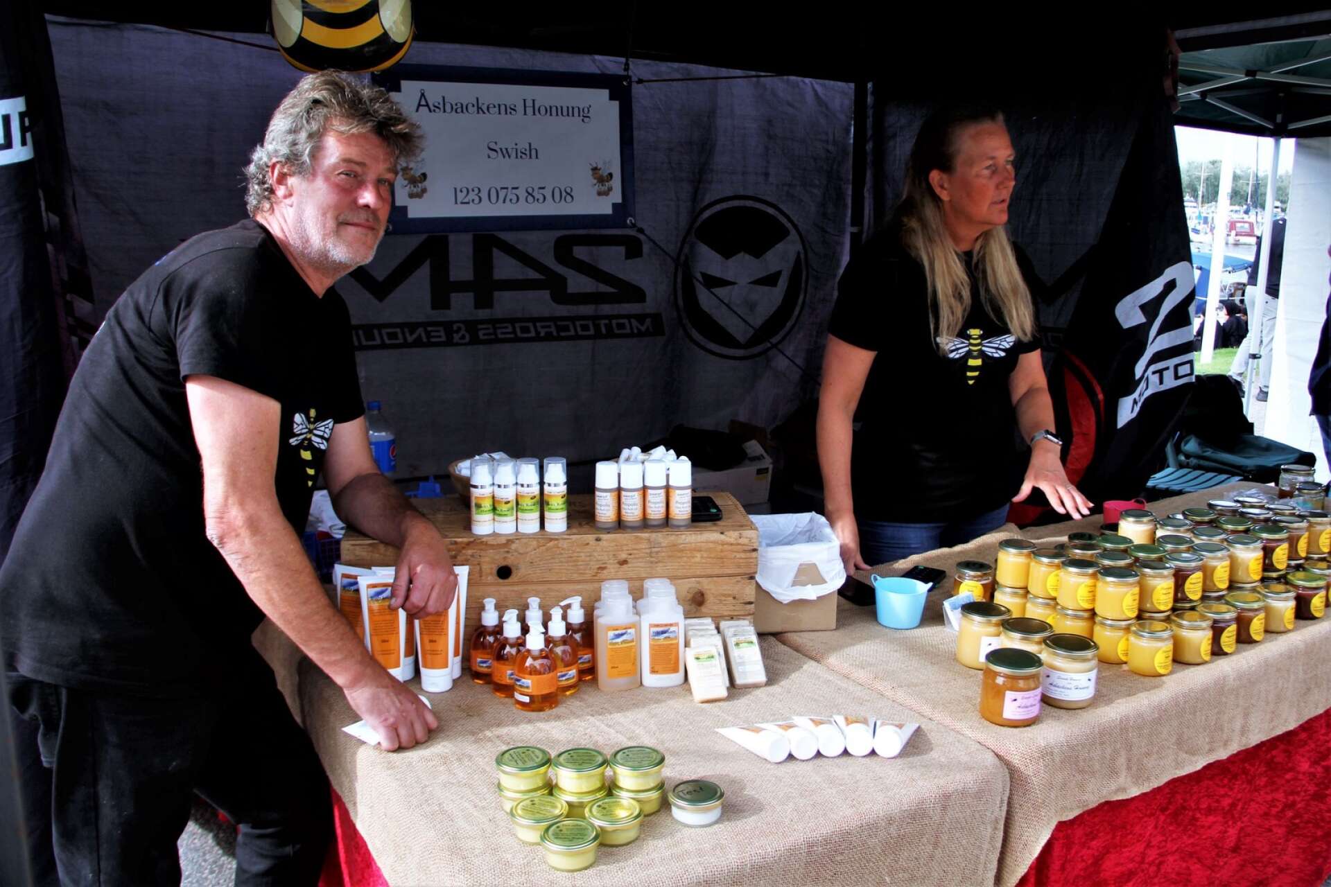 Handkrämer, smaksatt honung och andra honungs- och bivaxprodukter såldes av PG Karlsson och Pernilla Appelquist från Bohus.