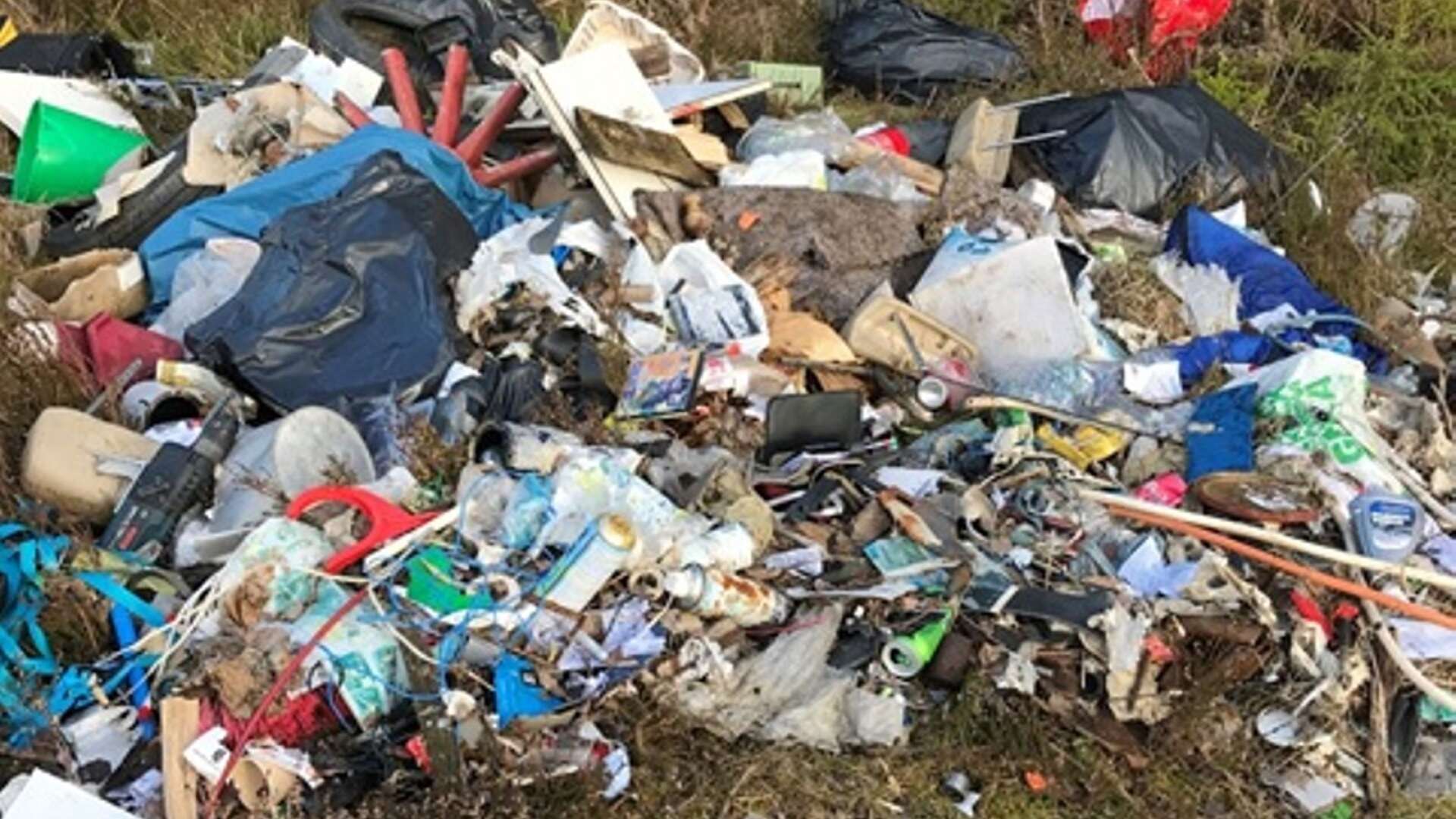 På Sveaskogs mark i Degerfors kommun har man hittat mängder av hushållssopor som dumpats.