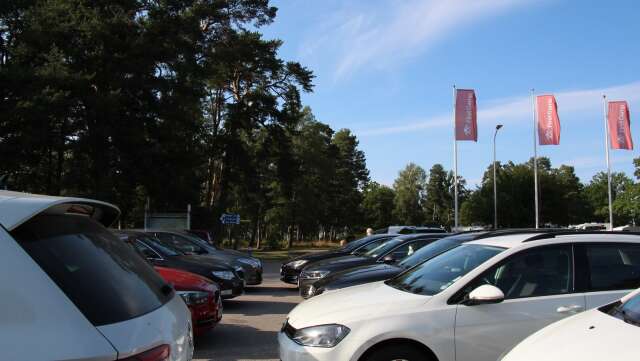 Kommunen ska markera parkeringsplatserna vid badplatserna Ekudden och Snapen.