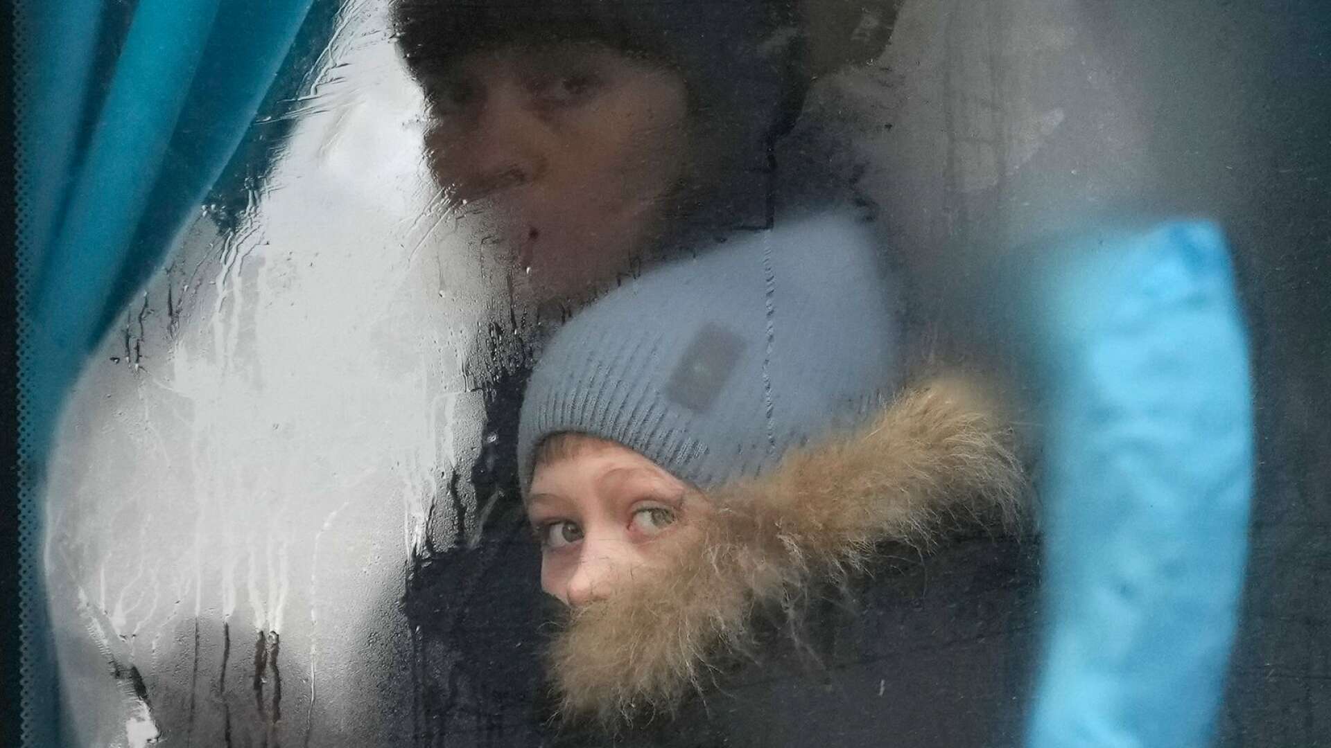 En kvinna och ett barn lämnar Sievierodonetsk, Luhansk region, i en buss efter att president Putin beordrat en militär operation i Ukraina. Elena Shapovalova Larsson, Färgelanda, följer läget i landet där hon har många släktingar kvar. 