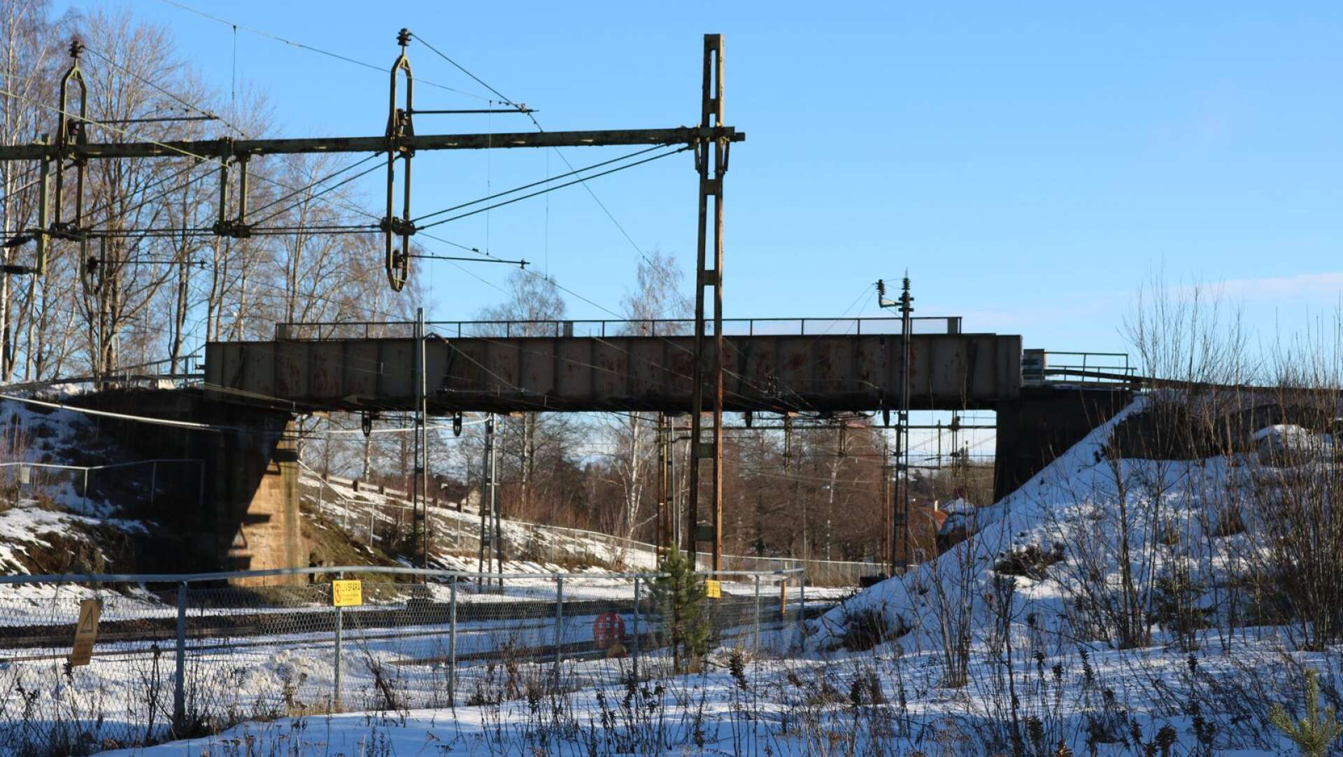 Järnvägsbron i Björneborg är fortsatt avstängd för biltrafik. (Arkivbild)