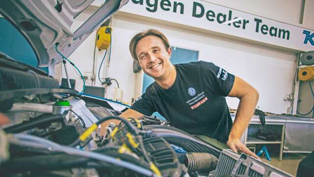 Olle Berg hade en dröm om att bli rallyförare, en dröm som lever kvar, men det är som mekaniker han har kunnat livnära sig i vuxen ålder.