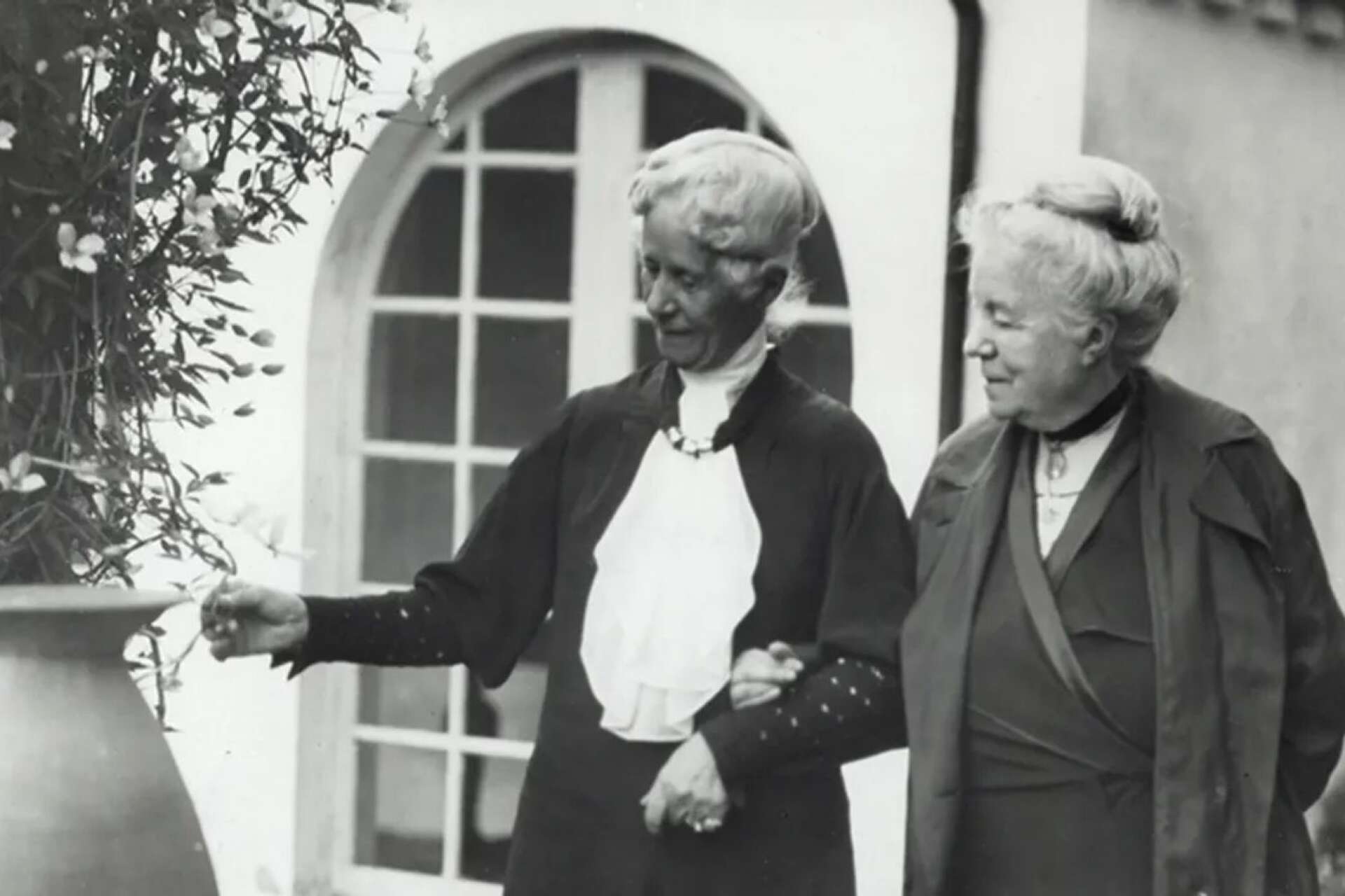 Henriette Coyet, slottsfru på Torup, var god vän med Selma Lagerlöf. Här ses de på Torups slottsgård.