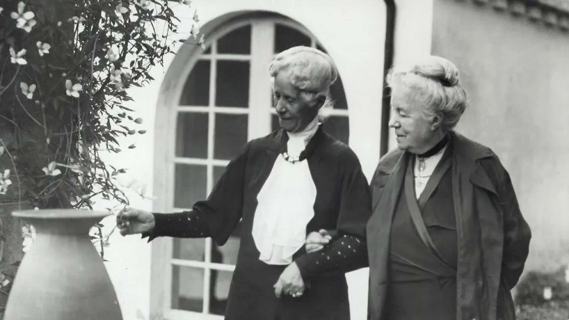 Henriette Coyet, slottsfru på Torup, var god vän med Selma Lagerlöf. Här ses de på Torups slottsgård.