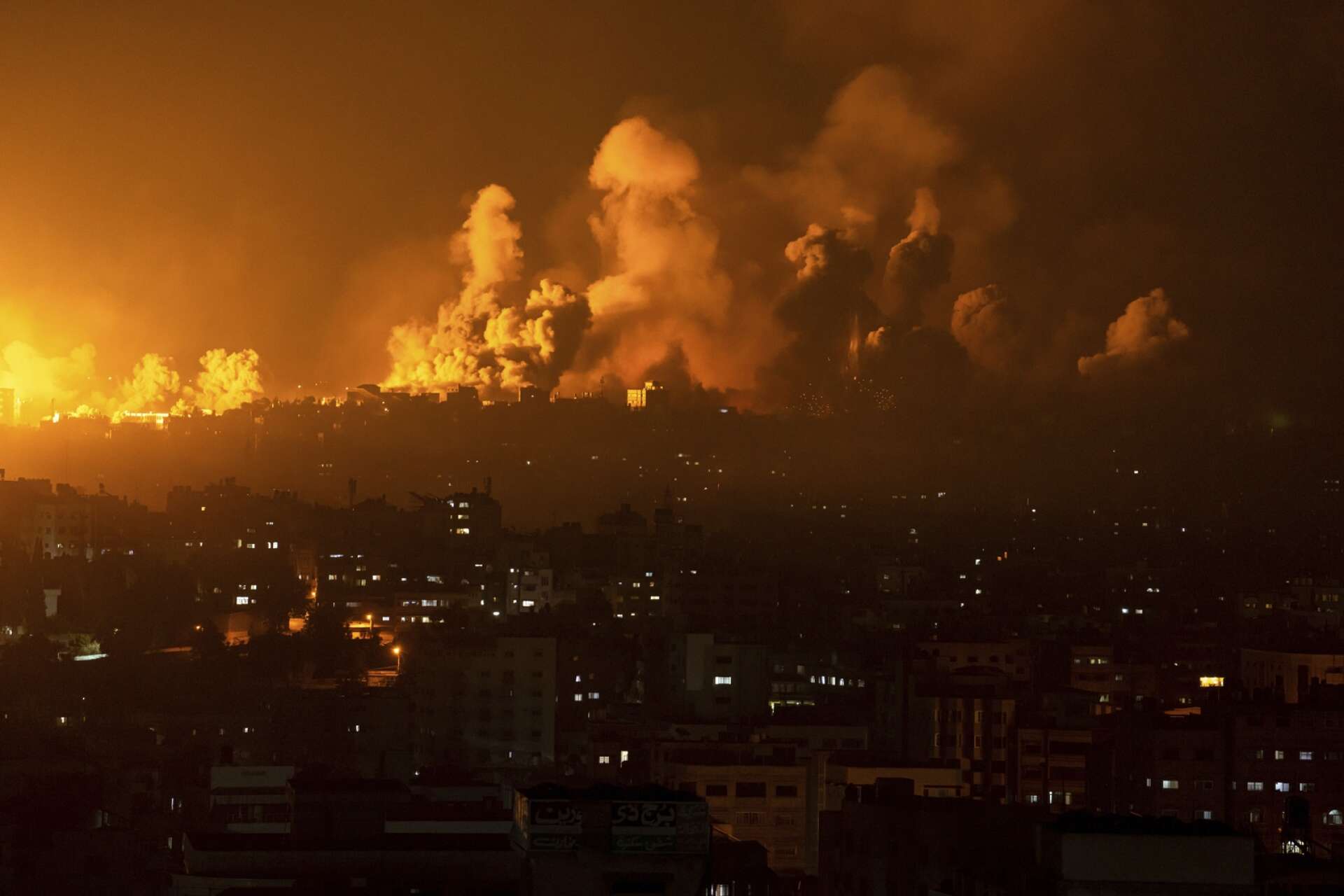 Eld och rök stiger mot himlen efter en isaelisk flygräd mot Gaza City på söndagen.