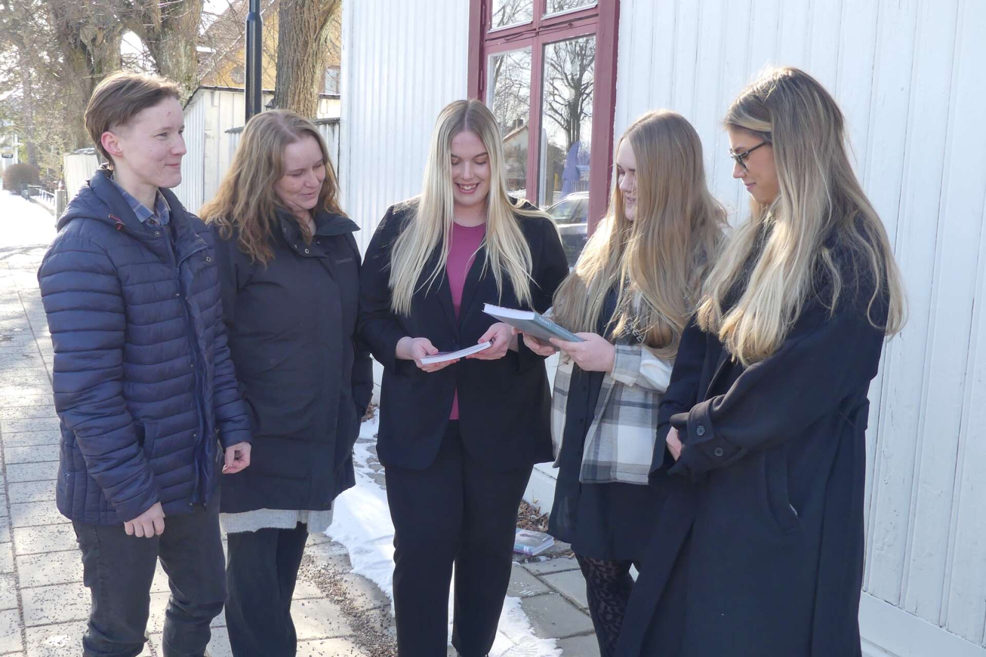 Isabelle Gustafsson, Sara Furulund, Julia Edvardsson, Tilde Vallerius och Emma Seefeldt är nu klara undersköterskor.