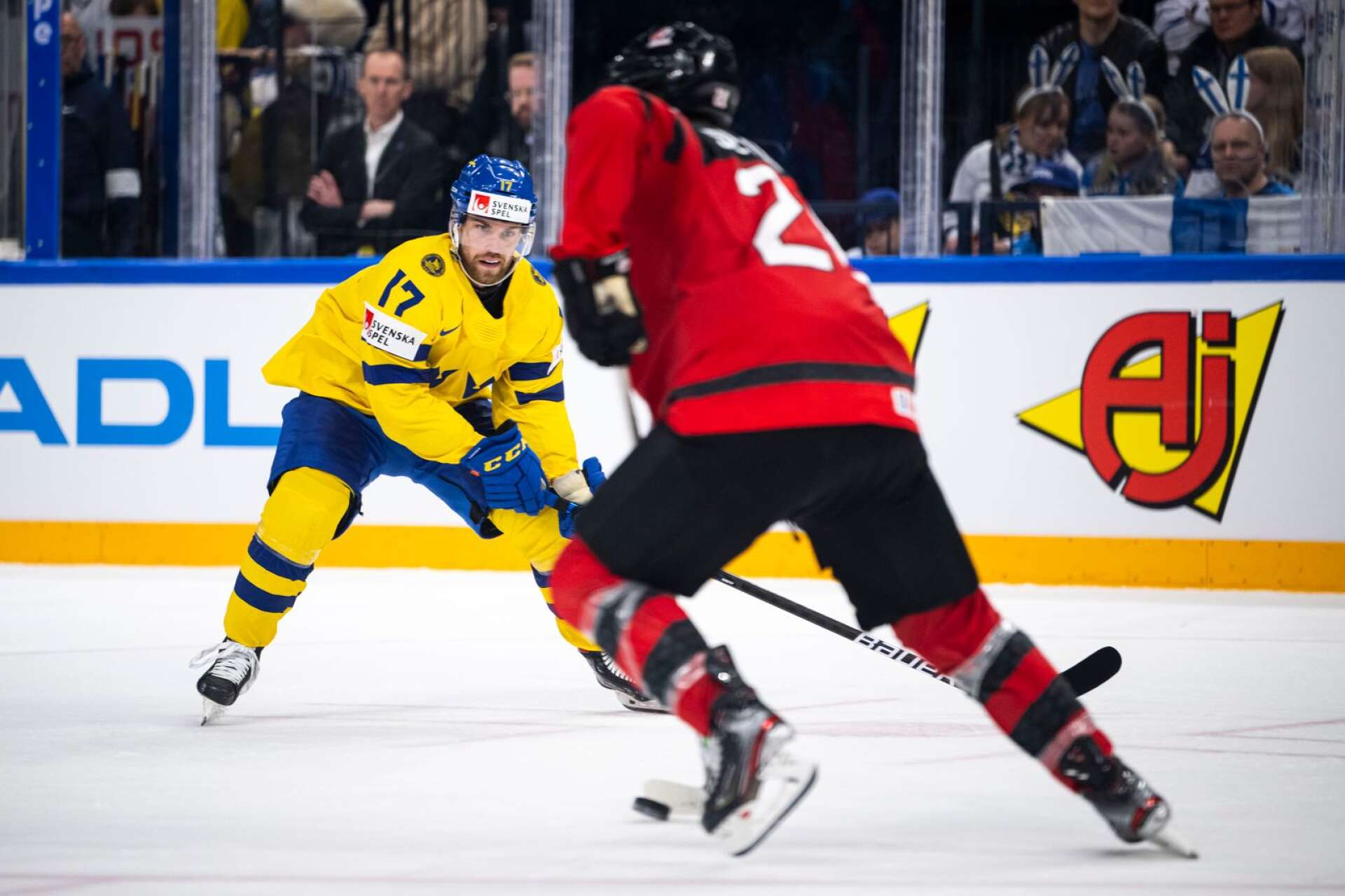 Sverige med värmländske forwarden Oskar Lang föll i kvarten mot Kanada.