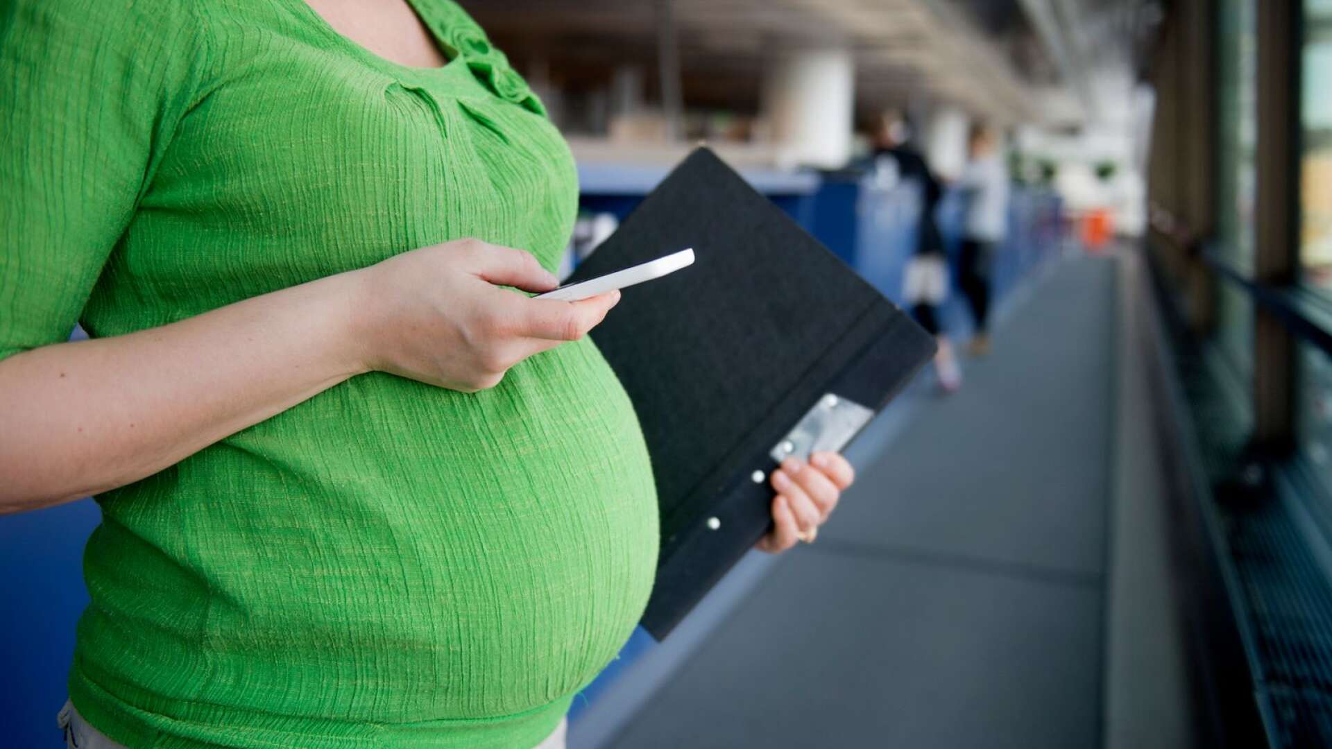 ”Det är ju precis det vi jobbat för ända sedan i mars”, säger Camilla Gustafsson som menar att Arbetsmiljöverkets förbud innebär att gravid vårdpersonal nu måste få administrativa uppgifter.