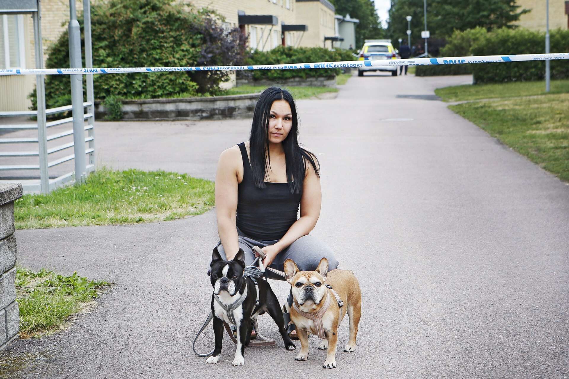 Cornelia Herlin Samie var ute och rastade sina hundar under söndagsmorgonen efter nattens skottlossning. ”Hundarna väckte mig i natt, de hörde nog någonting” säger hon. 