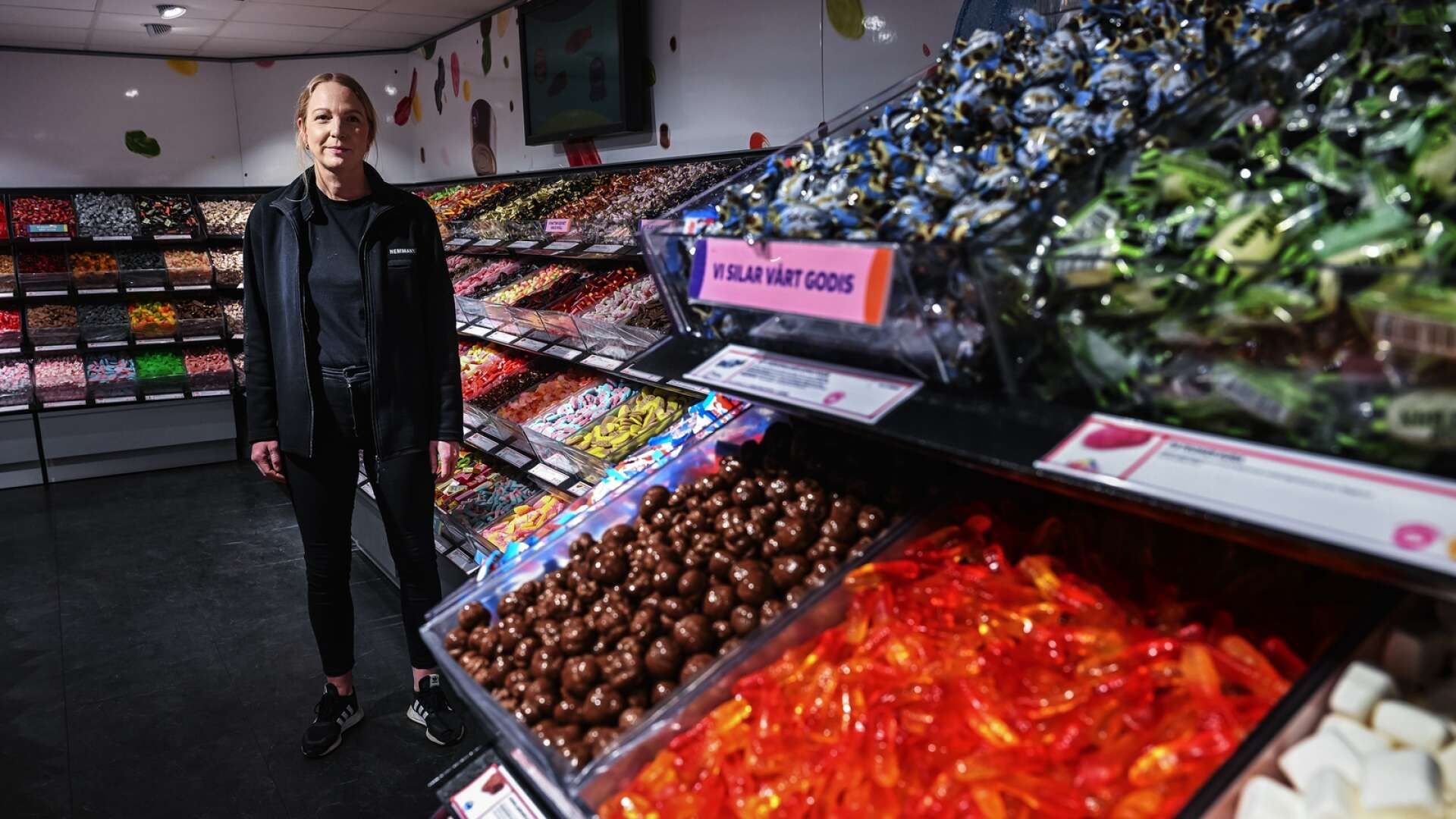 Cecilia Sjöblom, butikschef på Hemmakväll, har ännu inte märkt av någon minskning av handlat i och med det ökande godispriset.