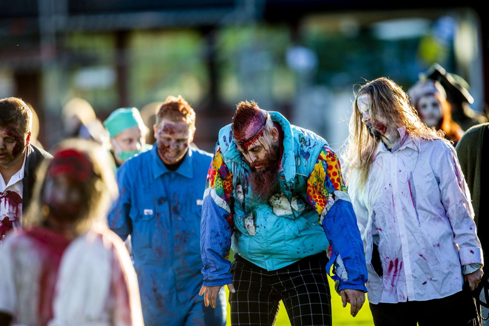Under zombiepromenaden fick deltagarna en första titt på vad som väntade under loppet.