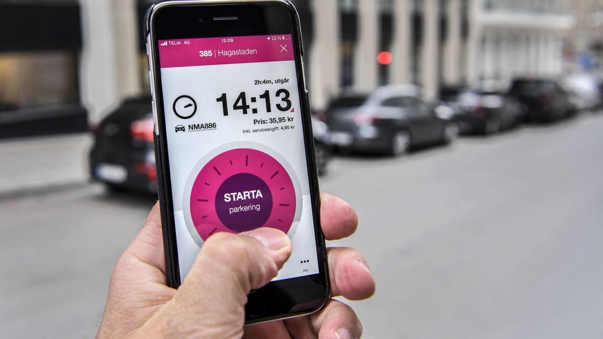 Insändarskribenten efterlyser en enhetlig app som gäller för samtliga parkeringar inklusive parkeringshus i hela Sverige. Genrebild.