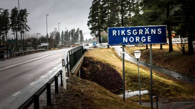 I mitten av mars stängde Norge sina gränser, men norska medborgare trotsar det och går genom skogen och tar gamla vägar för att komma in i Sverige.